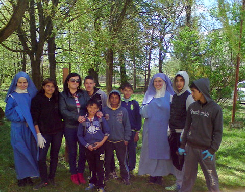 Mariánske sestry so skupinkou Rómov